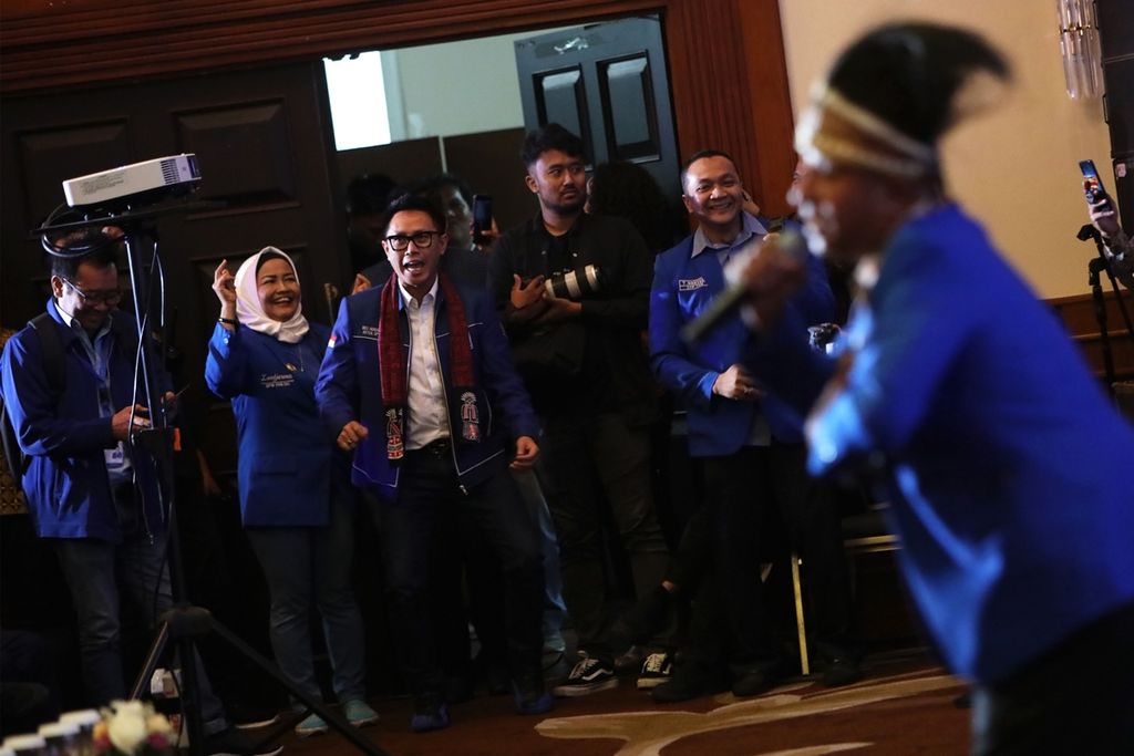 Politisi Partai Amanat Nasional, Eko Hendro Purnomo (Eko Patrio), berjoget saat penyanyi membawakan lagu untuk memeriahkan pembukaan Rapat Kerja Nasional V PAN 2019 di Jakarta, Sabtu (7/12/2019). 