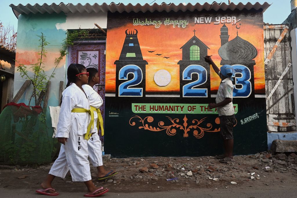 Mural menyambut tahun 2023 di Chennai, India pada Kamis (29/12/2022).  Mayoritas warga dunia bersiap menyambut perayaan pergantian tahun pertama yang nyaris tanpa pembatasan selepas pandemi Covid-19. 