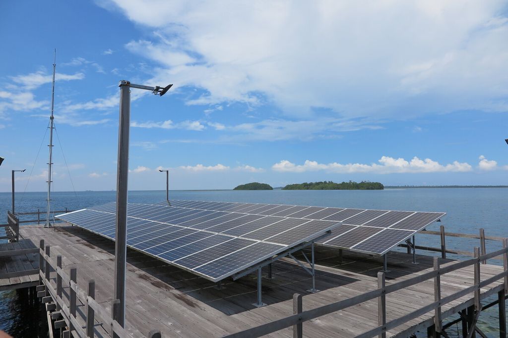 Instalasi panel surya di Kampung Malahing sebagai sumber energi yang sudah tidak berfungsi lagi.