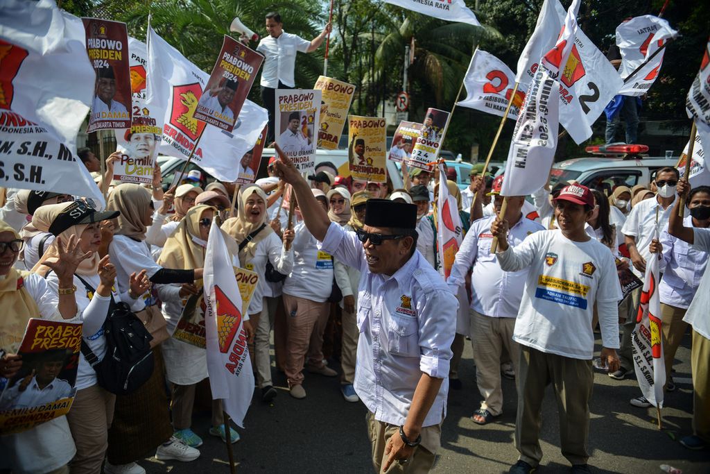 Simpatisan Partai Gerindra melemparkan yel-yel Prabowo Presiden di depan gedung KPU, Jakarta, Sabtu (13/5/2023). Partai Bulan Bintang (PBB), Partai Kebangkitan Bangsa (PKB), dan Partai Gerindra mendaftarkan bakal calon anggota dewan perwakilan rakyat untuk maju pada pemilu 2024. KPU membuka pendaftaran bakal calon legislatif anggota DPR, DPRD dan DPD periode 2024-2029 selama dua pekan, yakni sejak Senin 1 Mei 2023 hingga 14 Mei 2023. 