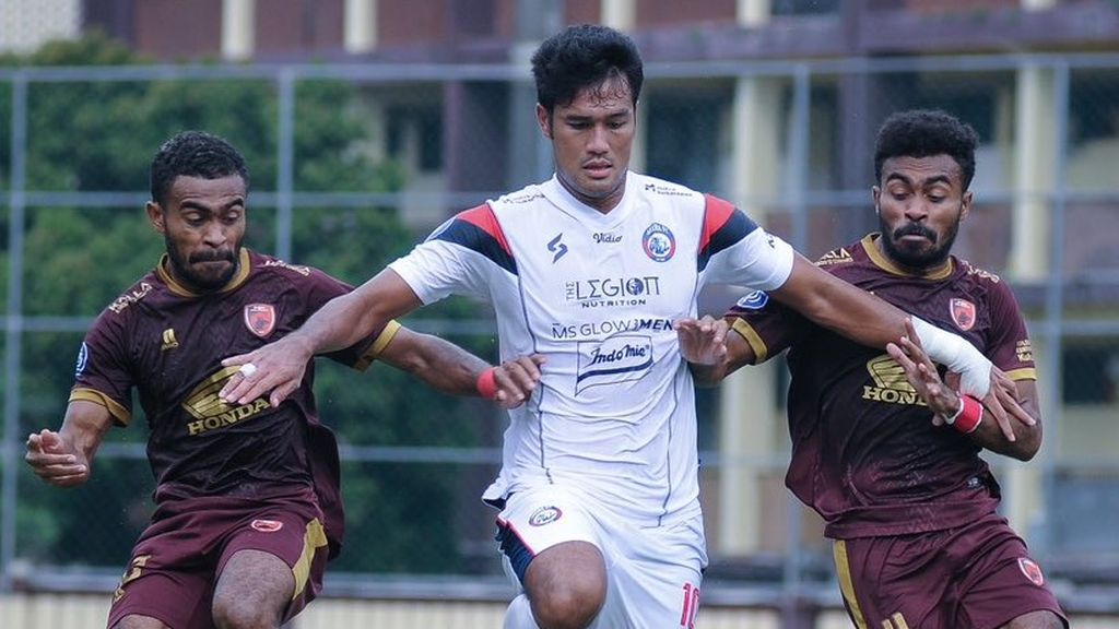 Pemain Arema FC, M Rafli ,mencoba melewati dua pemain PSM Makassar pada pertandingan pekan ke-22 BRI Liga 1 di Stadion Perguruan Tinggi Ilmu Kepolisian (PTIK), Jakarta, Sabtu (4/2/2023).