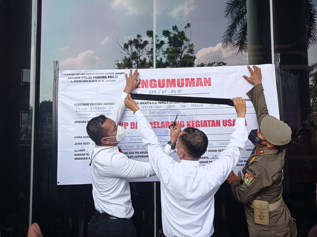 Penutupan izin usaha Holywings Reserve Senayan, Jalan Gerbang Pemuda 3, Jakarta Pusat, oleh Satuan Polisi Pamong Praja DKI Jakarta, Selasa (28/6/2022).