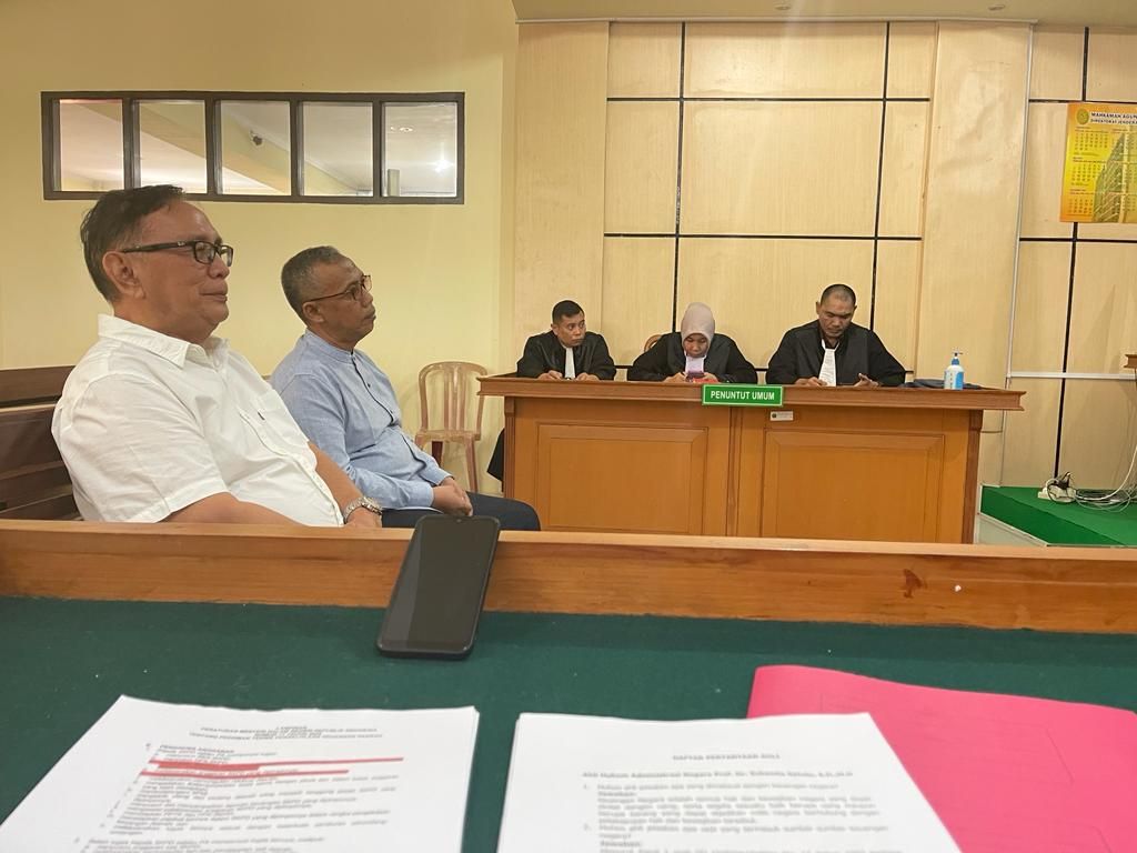 Pakar hukum Universitas Jambi, (dari kiri) Sukamto dan Usman, menjadi saksi ahli dalam sidang kasus dugaan korupsi pembangunan Puskesmas Bungku di Pengadilan Negeri Jambi, Kamis (9/3/2023). 