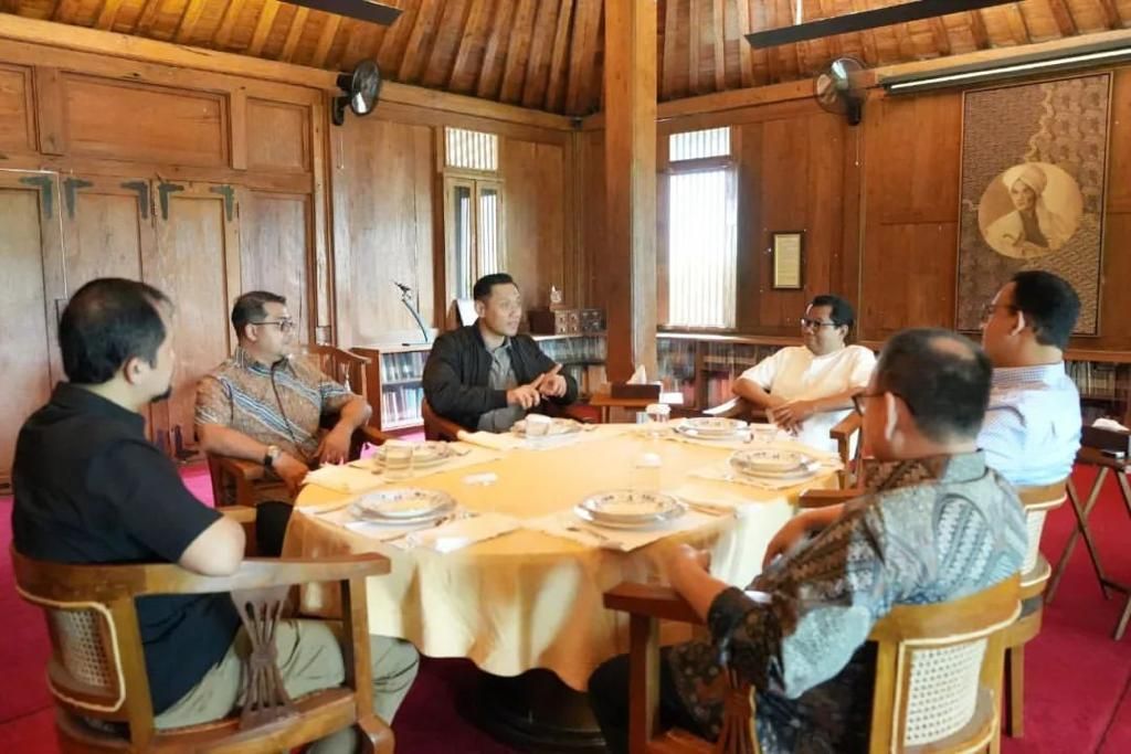Ketua Umum Dewan Pimpinan Pusat Partai Demokrat Agus Harimurti Yudhoyono mengunjungi kediaman Anies Baswedan di Jakarta, Selasa (21/3/2023). 