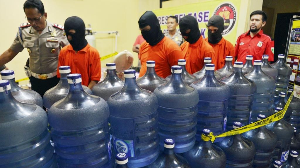 Evidence of bottled water, which is allegedly fake, was secured by the police at the Cilandak Police Station, Jakarta, on  Wednesday (23/8/2017).