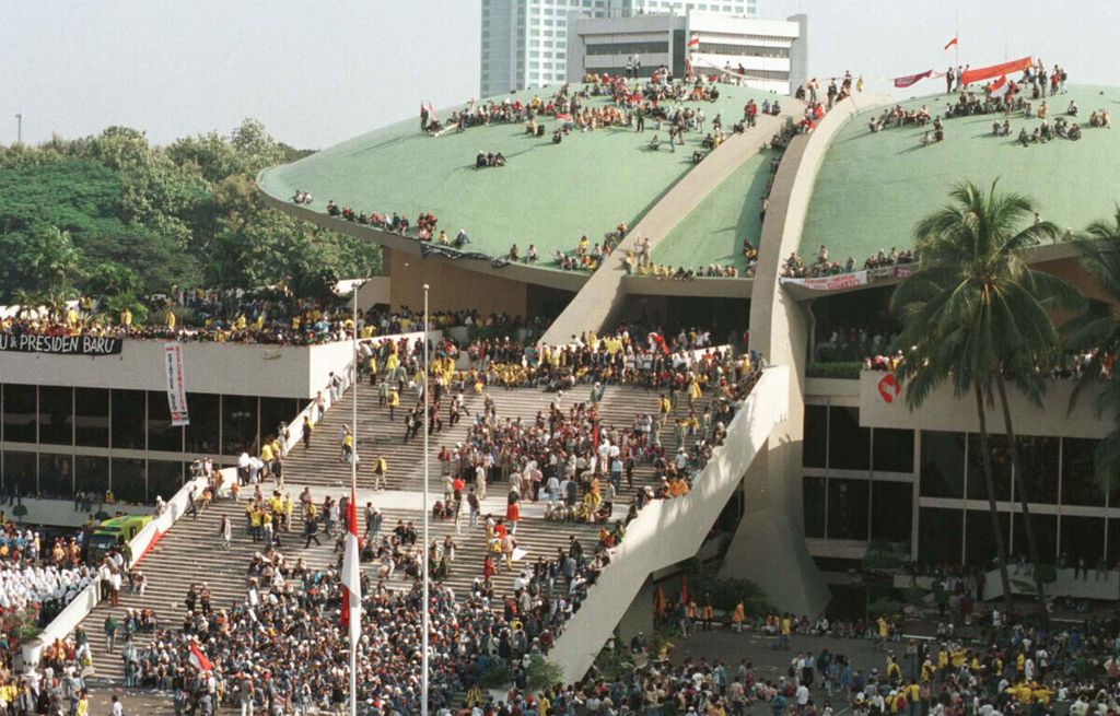 Mahasiswa se-Jakarta, Bogor, Tangerang, dan Bekasi mendatangi Gedung MPR/DPR, Mei 1998, menuntut reformasi dan pengunduran diri Presiden Soeharto. Sebagian mahasiswa melakukan aksi duduk di atap Gedung MPR/DPR.