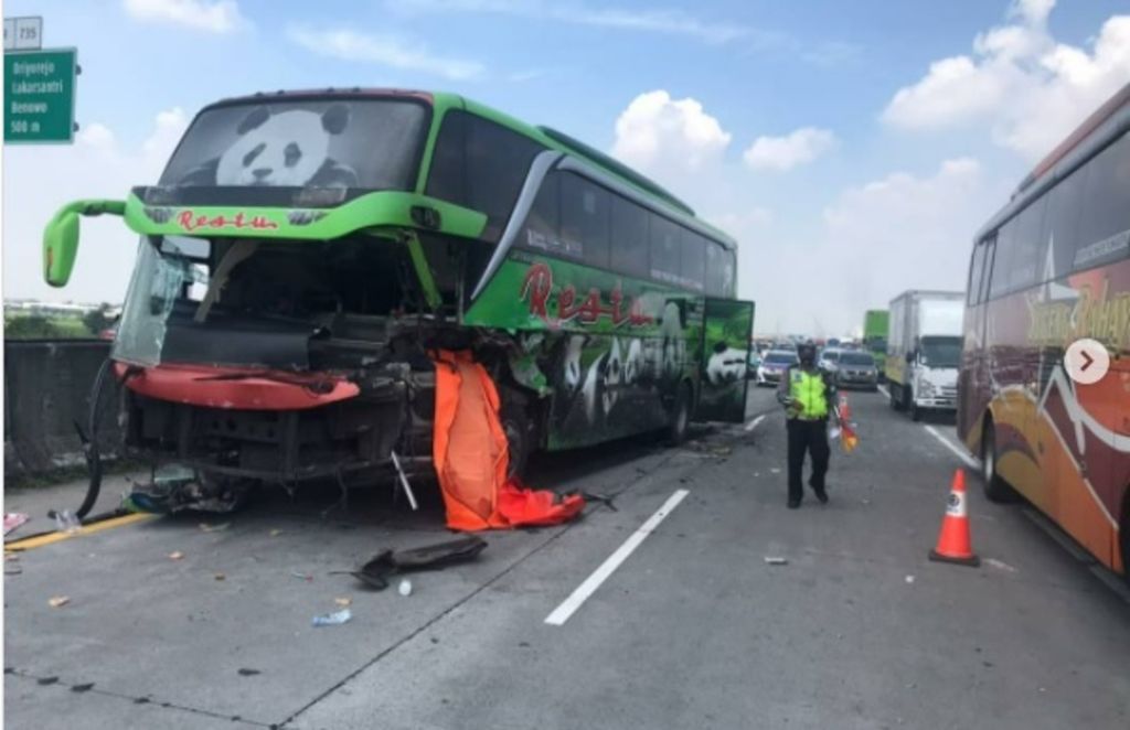 Bus Restu rusak setelah menabrak bagian belakang truk di Jalan Tol Surabaya-Mojokerto, Jawa Timur, Kamis (18/3/2021). 