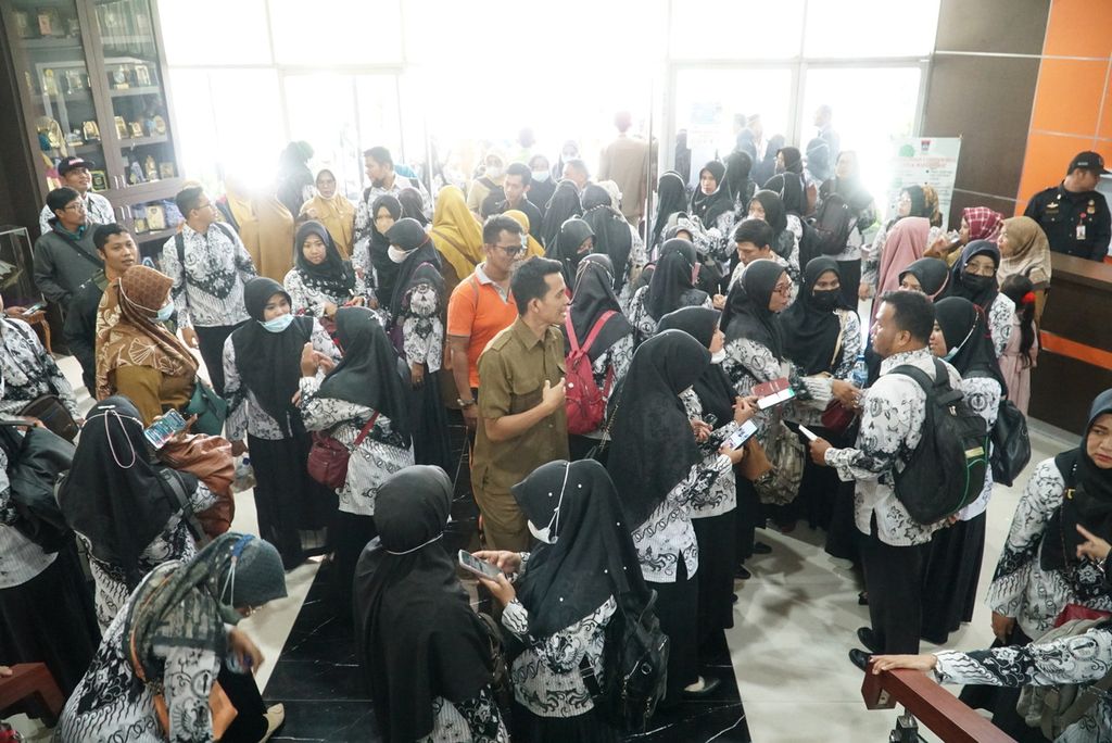 Para guru honorer tingkat SD dan SMP yang lulus passing grade seleksi PPPK guru masih bertahan menunggu Wali Kota Padang usai menggelar unjuk rasa di Kantor DPRD Kota Padang, Sumatera Barat, Senin (22/8/2022). 