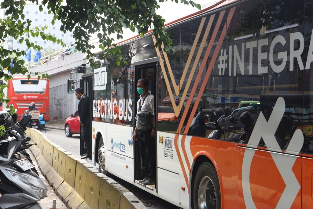Bus listrik Transjakarta menunggu penumpang naik di Halte Tanah Abang, Jakarta, Kamis (19/1/2023).