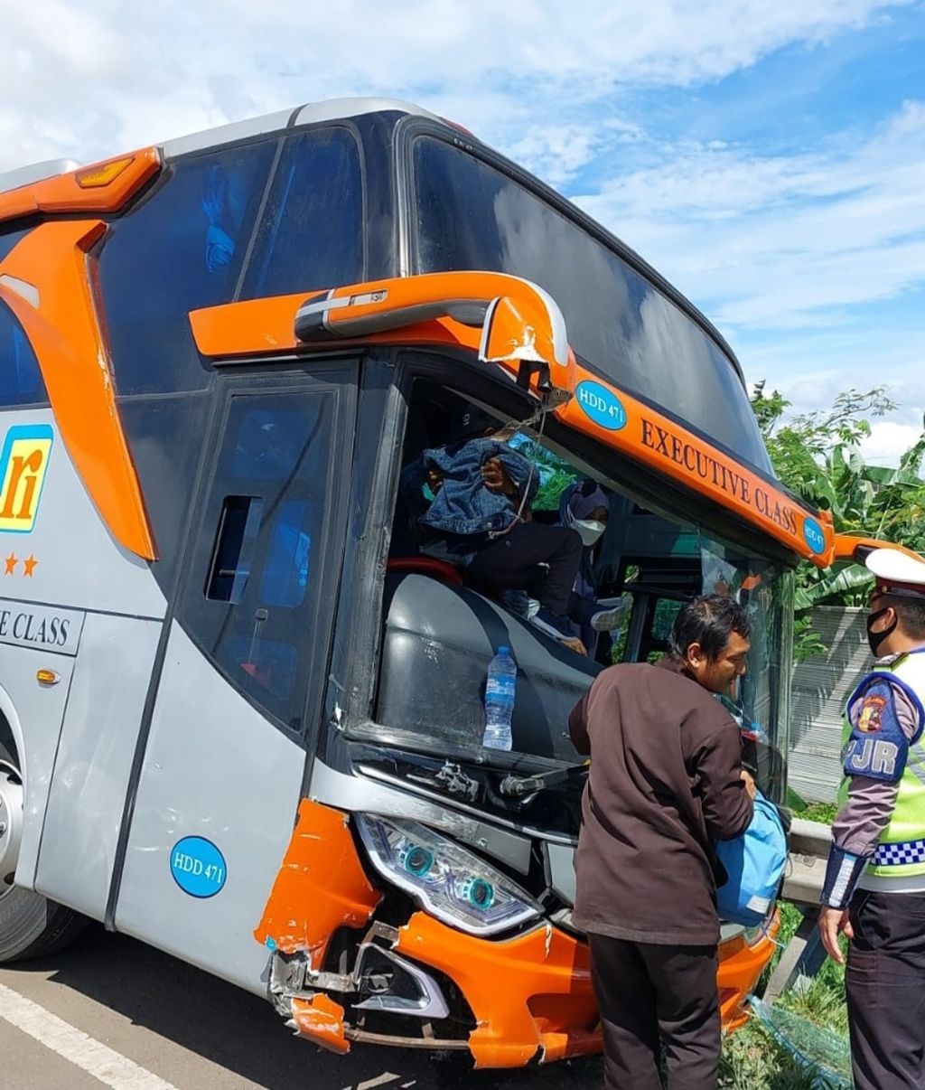 Kecelakaan di Km 95A Jalan Tol Tangerang-Merak, Jumat (29/4/2022). Bus menabrak tiga kendaraan di depannya yang tengah mengantre.
