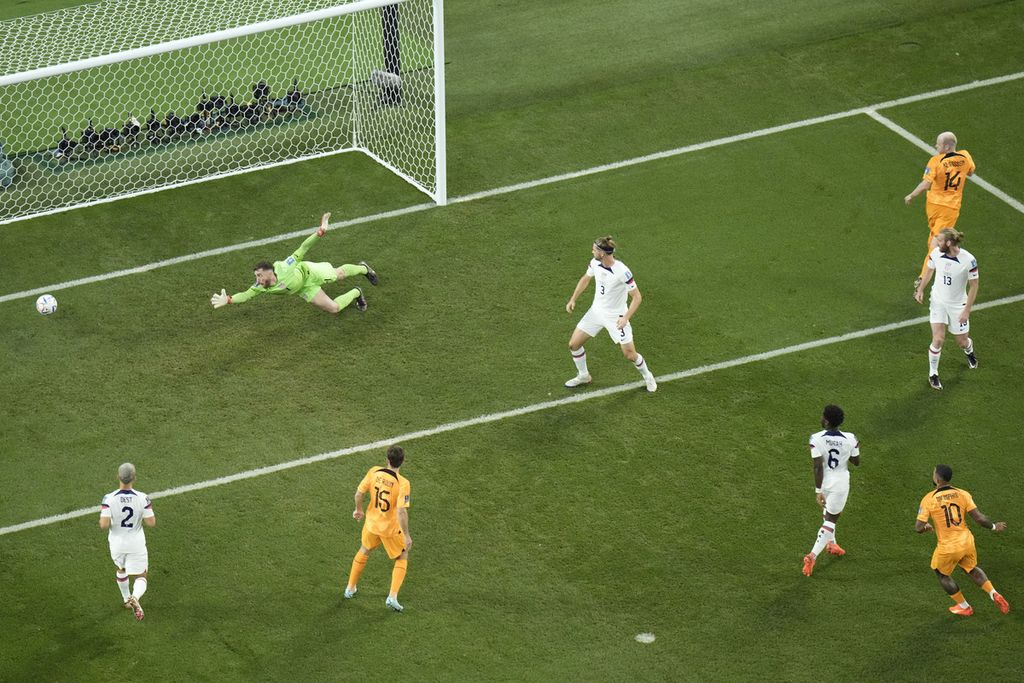 Penyerang Belanda, Memphis Depay (nomor punggung 10), mencetak salah satu gol kemenangan 3-1 atas Amerika Serikat di babak 16 besar Piala Dunia Qatar di Stadion Khalifa International, Sabtu (3/12/2022).