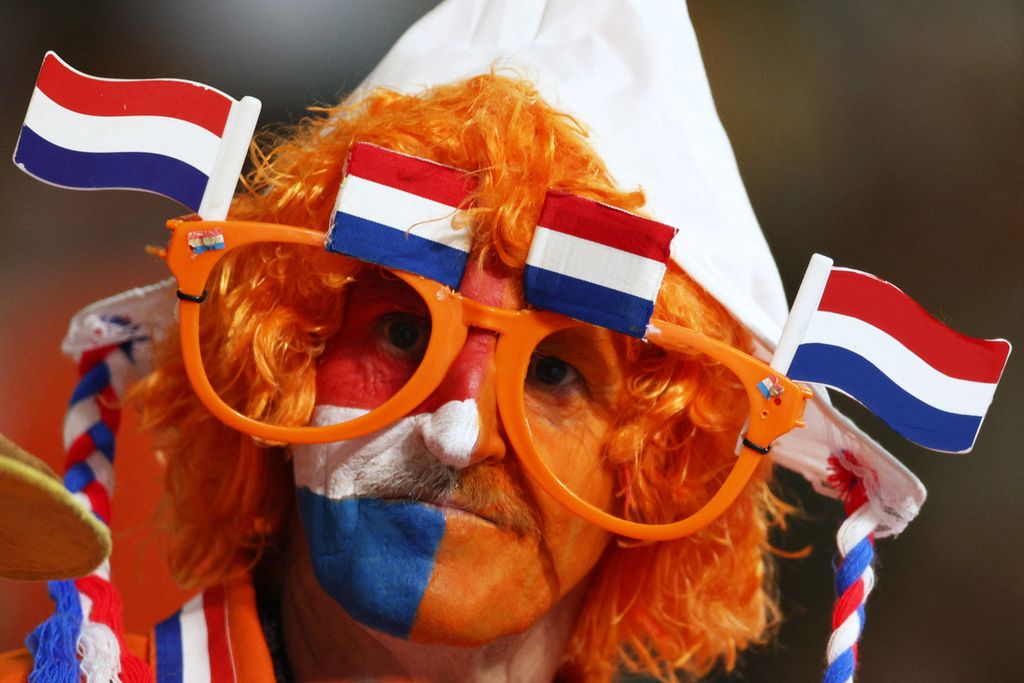Seorang pendukung Belanda yang mengenakan kacamata raksasa terlihat sebelum dimulainya pertandingan sepak bola babak 16 besar Piala Dunia Qatar 2022 antara Belanda dan AS di Khalifa International Stadium di Doha, Sabtu (3/12/2022). 