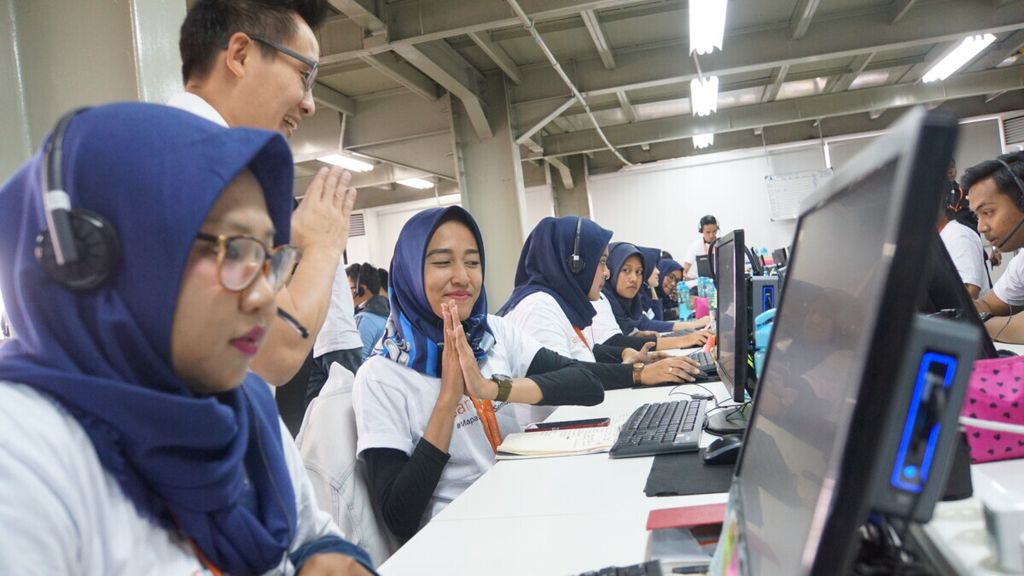 Suasana ruang kerja dari "Arisan Mapan", sebuah usaha rintisan berbasis teknologi layanan keuangan, di Yogyakarta, Kamis (28/2/2019).
