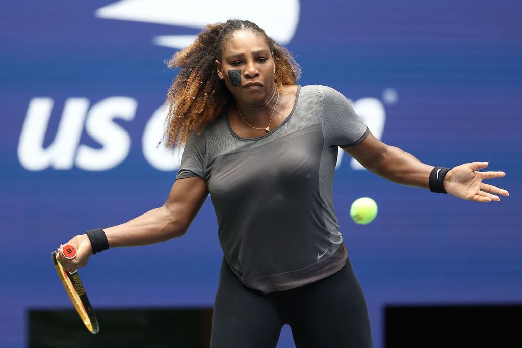 Serena Williams berlatih menjelang tampil di Amerika Serikat Terbuka 2022, di Pusat Tenis Nasional Billie Jean King, Flushing Meadows, New York, Minggu (28/8/2022).