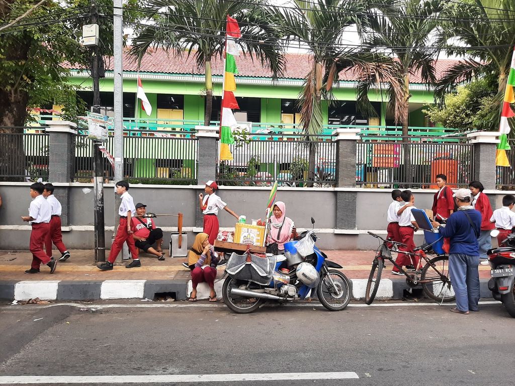 Sejumlah anak sekolah dasar bermain di SDN Kota Bambu 03 Pagi/04 Petang di Palmerah, Jakarta Barat, Selasa (30/8/2022). Orangtua mulai khawatir dengan merebaknya penyakit gagal ginjal akut pada anak-anak belakangan ini.