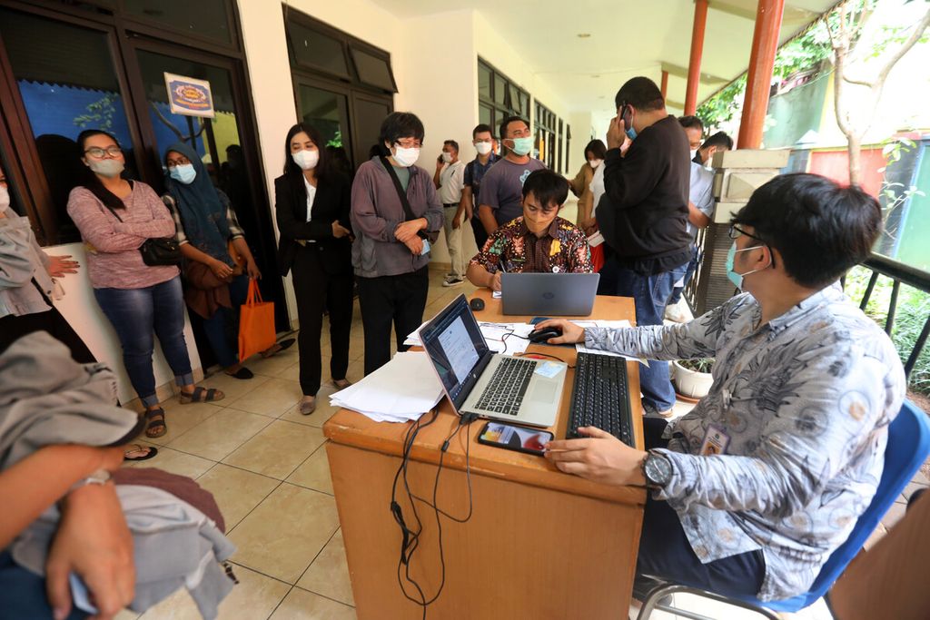 Health workers monitor the condition of residents receiving the Pfizer booster vaccine at the Senen District Office, Jakarta, Thursday (20/10/2022). The government has found three more cases of the Omicron XBB subvariant  bringing the total to four cases of this new subvariant in Indonesia. ,  