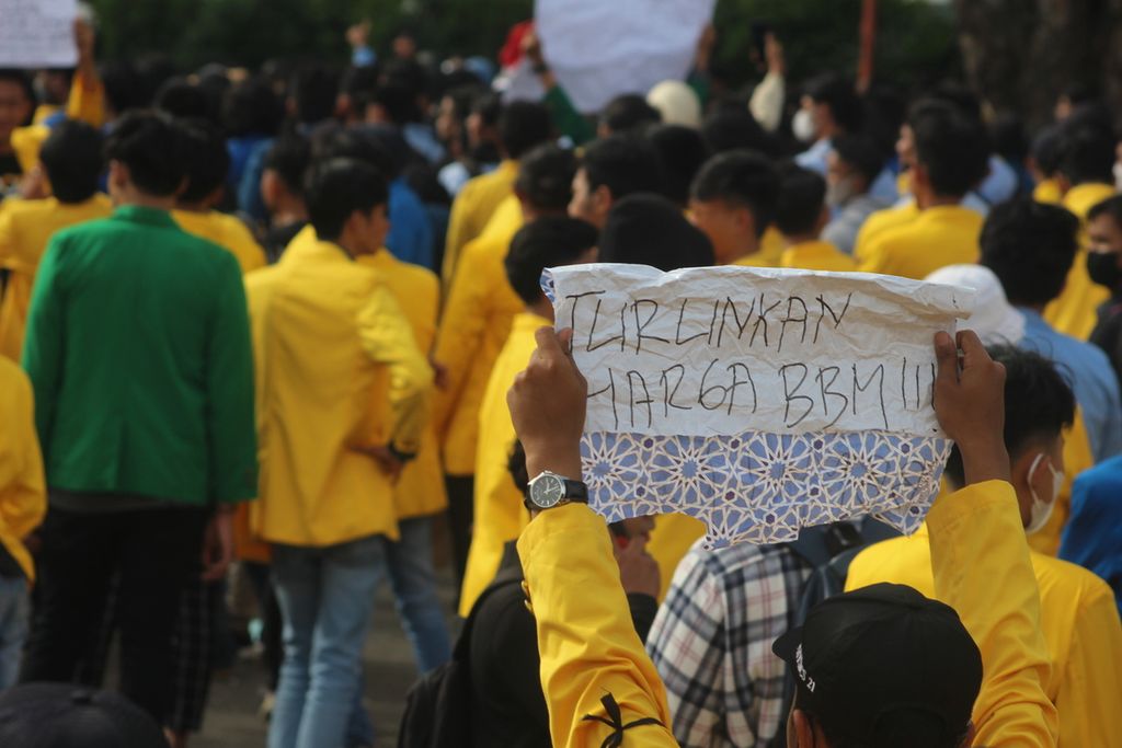 Seorang mahasiswa di Palembang membentangkan pesan menolak kenaikan harga BBM bersubsidi saat berunjuk rasa di Palembang, Sumatera Selatan, Kamis (8/9/2022). 