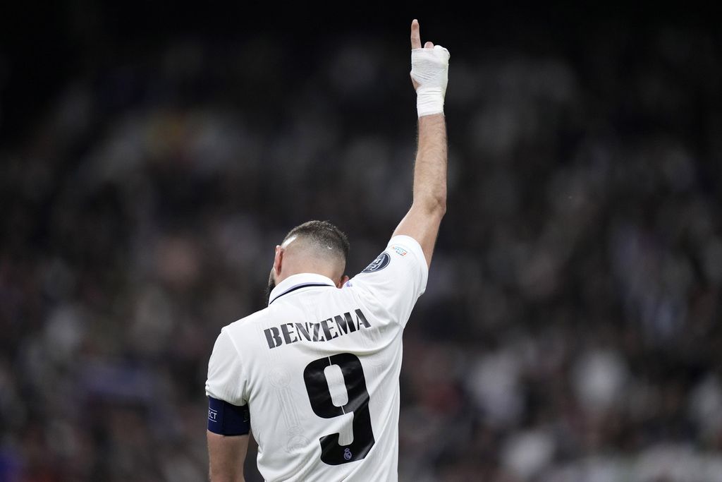 Penyerang Real Madrid, Karim Benzema, merayakan golnya saat menghadapi liverpool pada laga babak 16 besar Liga Champions Eropa di Stadion Santiago Bernabeu, Madrid, Spanyol, Kamis (16/3/2023) dini hari WIB. 