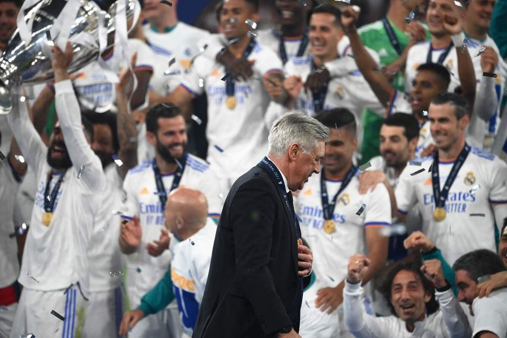 Reaksi Pelatih Real Madrid Carlo Ancelotti saat tim asuhannya melakukan selebrasi sebagai juara Liga Champions Eropa di Stade de France, Paris, Minggu (29/5/2022) dini hari WIB. Real Madrid mengalahkan Liverpool, 1-0, dalam pertandingan final tersebut. 