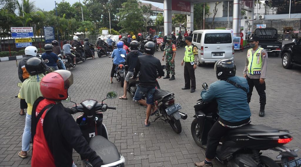 Petugas kepolisian Polsek Singosari bersama anggota Koramil 0818/26 Singosari berjaga pasca kenaikan harga BBM di salah satu SPBU di Kabupaten Malang, Jawa Timur (3/9/2022). 