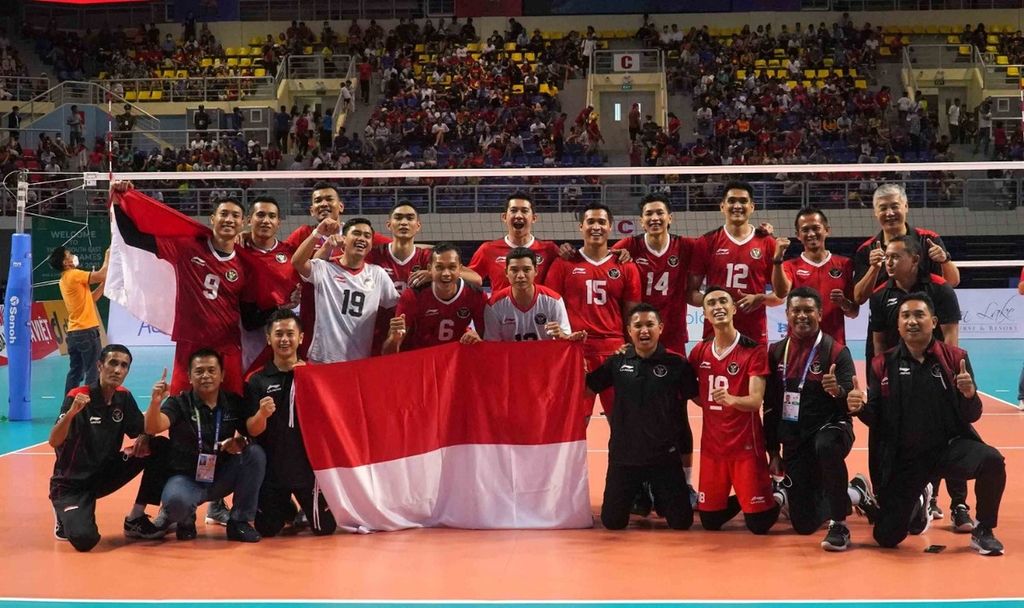 Para pemain voli putra Indonesia (merah) merayakan kemenangan atas Vietnam pada laga final SEA Games Vietnam 2021 di Dei Yen Sports Arena, Quang Ninh, Minggu (22/5/2022). Indonesia menang 3-0 (25-22, 25-18, 25-15) dan berhak atas medali emas.