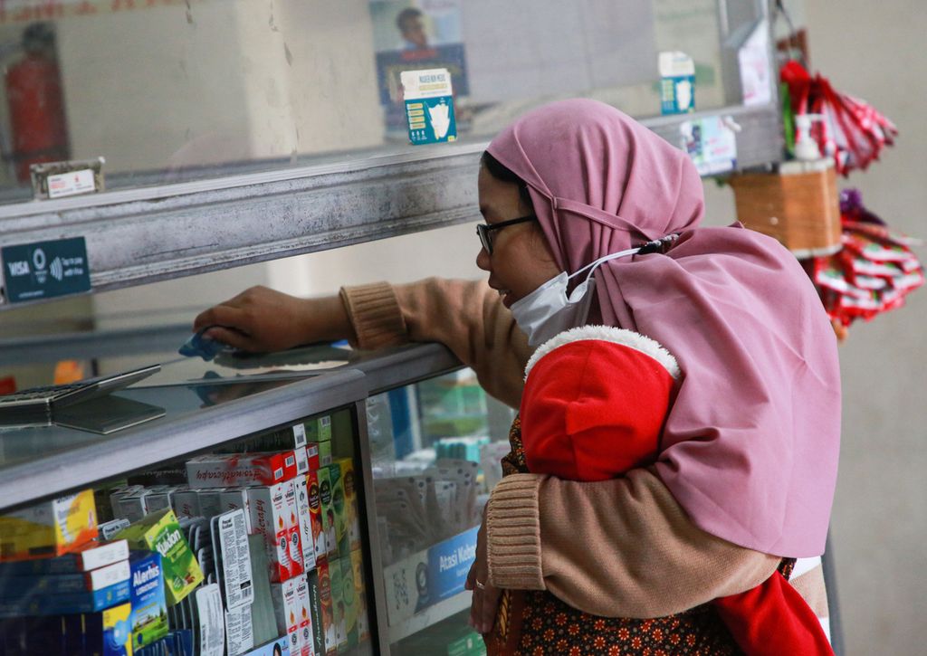 Seorang ibu membeli obat di Apotek Wisnu, Ciledug, Kota Tangerang, Banten, Minggu (23/10/2022). Kemenkes mengeluarkan surat edaran Nomor SR.01.05/III/3461/2022 pada Rabu (19/10/2022) tentang Kewajiban Penyelidikan Epidemiologi, dan Pelaporan Kasus Gangguan Ginjal Akut Atipikal.