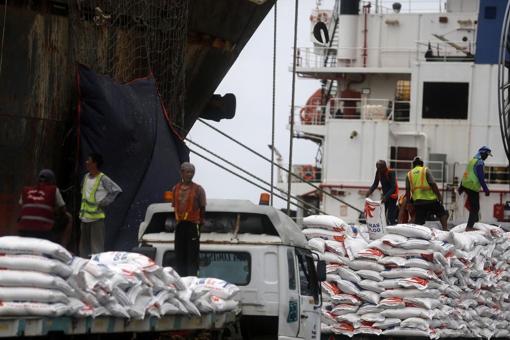 Buruh membongkar beras yang didatangkan dari Vietnam dengan menggunakan kapal barang Newsun Blue di Pelabuhan Tanjung Priok, Jakarta, Kamis (2/2/2023). 