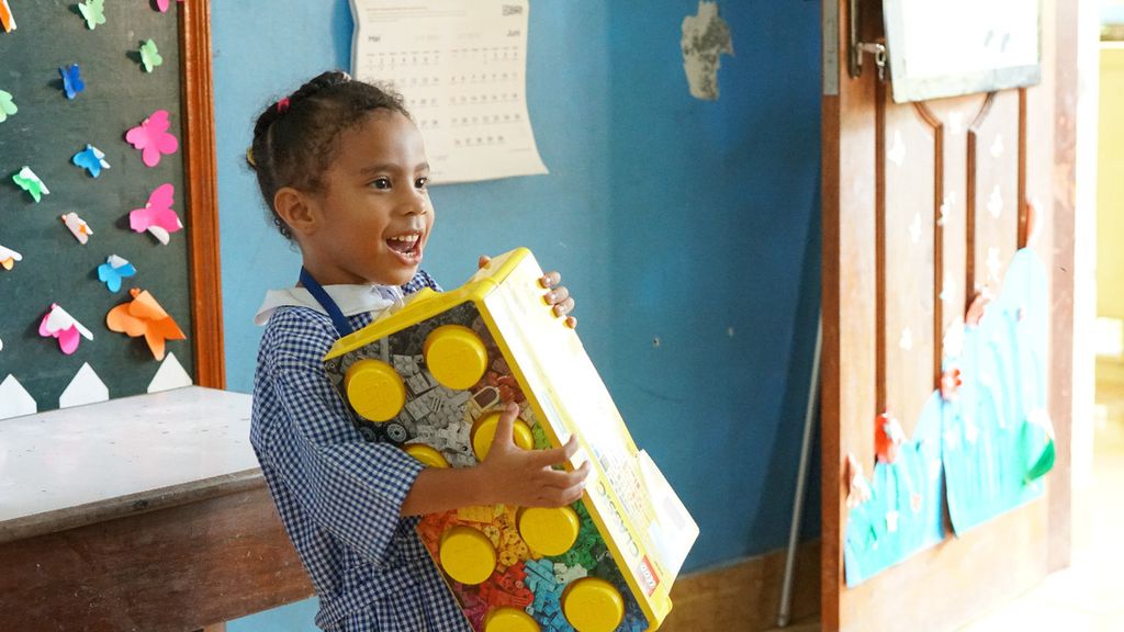 Seorang anak siswa PAUD di Kabupaten Sikka, Nusa Tenggara Timur, membawa mainan sumbangan dari Kingdom Toys.