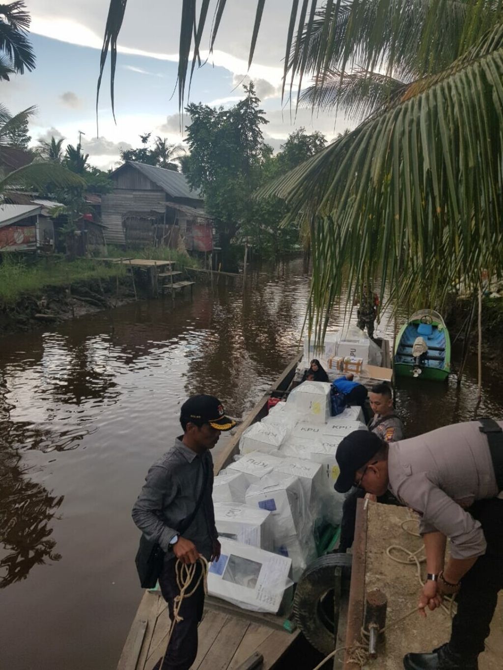 Pengiriman logistik Pemilu 2019 ke wilayah pedalaman Kalimantan Barat.