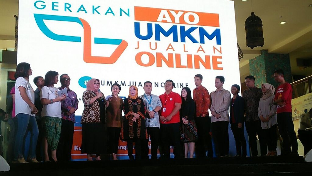 Sejumlah perwakilan dari beberapa kementerian dan lembaga, serta pelaku UMKM dan lokapasar mendorong gerakan UMKM Indonesia jualan online, di Jakarta, Selasa (24/4/2018).
