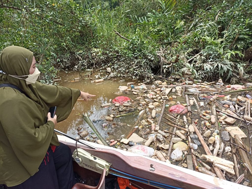 Tumpukan sampah plastik bercampur sampah lainnya di sekitar aliran Sungai Kandilo, Kabupaten Paser, Kalimantan Timur, Senin (19/9/2022).