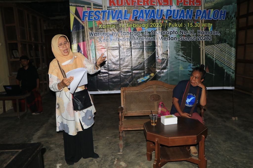 Para pegiat seni pertunjukan menampilkan puisi dalam konferensi pers Festival Payau Puan Paloh di Medan, Sumatera Utara, Kamis (16/2/2023). Festival itu akan dilaksanakan pada 11-12 Maret di Kelurahan Paya Pasir, Medan. 