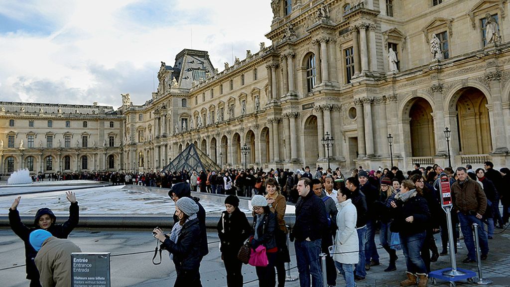 Wisatawan antre memasuki pintu masuk Museum Louvre di Paris, Perancis beberapa waktu lalu. Museum Louvre menjadi salah satu destinasi wisata paling digemari di Perancis. Wisatawan bahkan rela antre lama untuk memasuki museum, salah satunya karena sangat penasaran melihat koleksi masterpiece Louvre, yaitu lukisan "Monalisa" karya Leonardo Da Vinci (1503-1506).