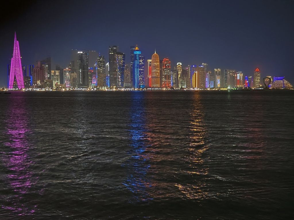 Pemandangan Teluk Persia dengan latar gedung-gedung di distrik West Bay, Doha, Qatar, Kamis (17/11/2022). Pada malam hari, pemandangan West Bay indah berkat lampu-lampu yang menghiasi gedung.