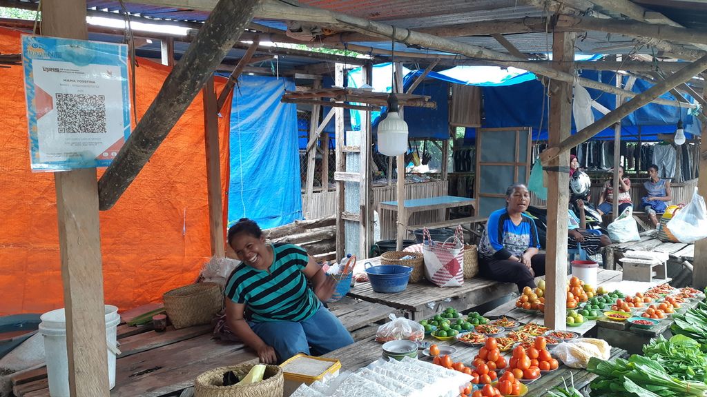 Di lapak sayur pasar tradisional Betun, Kabupaten Malaka, Nusa Tenggara Timur, tersedia metode pembayaran nontunai menggunakan Quick Response Indonesian Standar (QRIS), seperti pada awal Maret 2022 lalu.