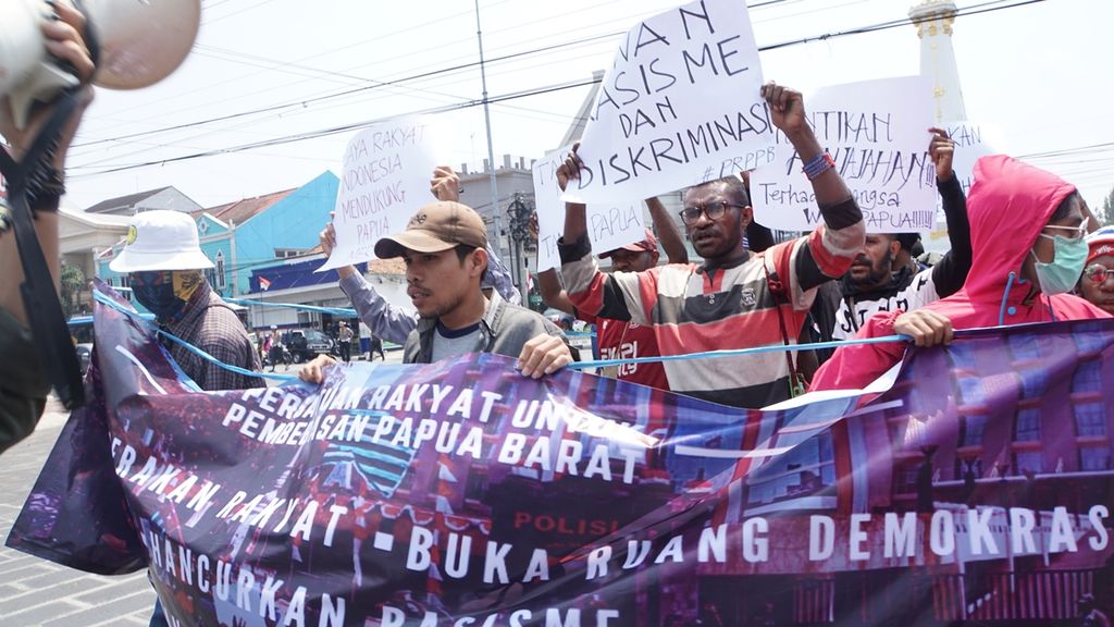 Mahasiswa asal Papua melakukan aksi unjuk rasa tentang konflik yang ada di Papua dengan berjalan kaki dari Tugu Yogyakarta ke Titik Nol Kilometer, kawasan Malioboro, Yogyakarta, Sabtu (31/8/2019).