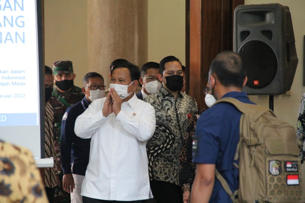 Menteri Pertahanan Prabowo Subianto tiba di Balai Senat Universitas Gadjah Mada (UGM), Kabupaten Sleman, Daerah Istimewa Yogyakarta (4/2/2022). Dalam kunjungan itu, Prabowo menandatangani nota kesepahaman kerja sama antara Kementerian Pertahanan dan UGM.