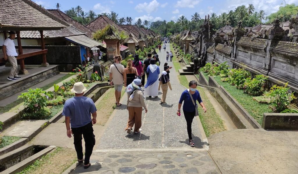 Wisatawan mengunjungi Desa Penglipuran, sebuah desa wisata unggulan di Kabupaten Bangli, Minggu (11/12/2022). Desa wisata juga menopang keberadaan destinasi di Indonesia.
