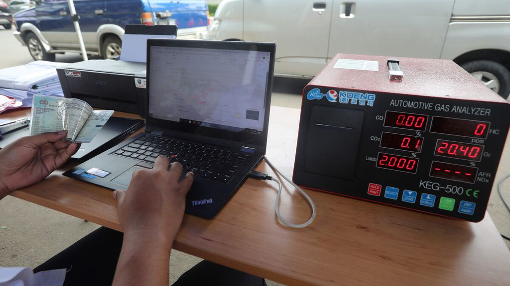 Petugas memproses data uji emisi kendaraan saat berlangsung uji emisi sekaligus sosialisasi penerapan sanksi Pergub Nomor 66 Tahun 2020 tentang Uji Emisi Gas Buang Kendaraan di Kawasan Tanjung Barat, Jakarta Selatan, Rabu (30/12/2020).