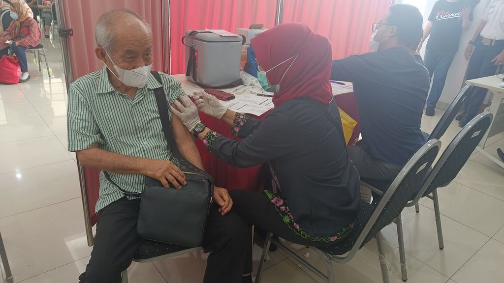 Warga lansia sedang disuntik vaksin penguat kedua di Puskesmas Kebon Jeruk, Jakarta Barat, Jumat (25/11/2022).