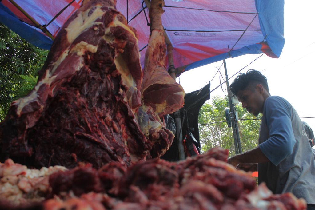 Penjual daging Meugang di pasar daging dadakan di Jalan T Iskandar, Beurawe, Kota Banda Aceh, Aceh, Rabu (30/3/2022). Permintaan daging sapi untuk perayaan Meugang meningkat sehingga memicu kenaikan harga dari Rp 140.000 per kg menjadi Rp 170.000 per kg.