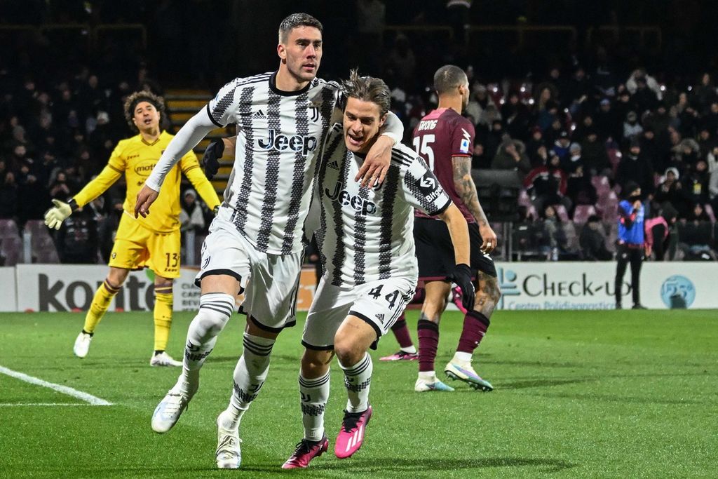 Penyerang Juventus, Dusan Vlahovic (kiri), merangkul rekan setimnya, Nicolo Fagioli, seusai membobol gawang Salernitana pada lanjutan Liga Italia di Stadion Arigis di Salerno, Italia, Rabu (8/2/2023) dini hari WIB. Juventus menang, 3-0.