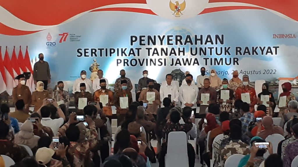 Presiden Joko Widodo menyerahkan 3.000 sertifikat tanah program PTSL untuk warga Gresik, Sidoarjo, Kota Malang, dan Kabupaten Malang, Senin (22/8/2022), di Sidoarjo.
