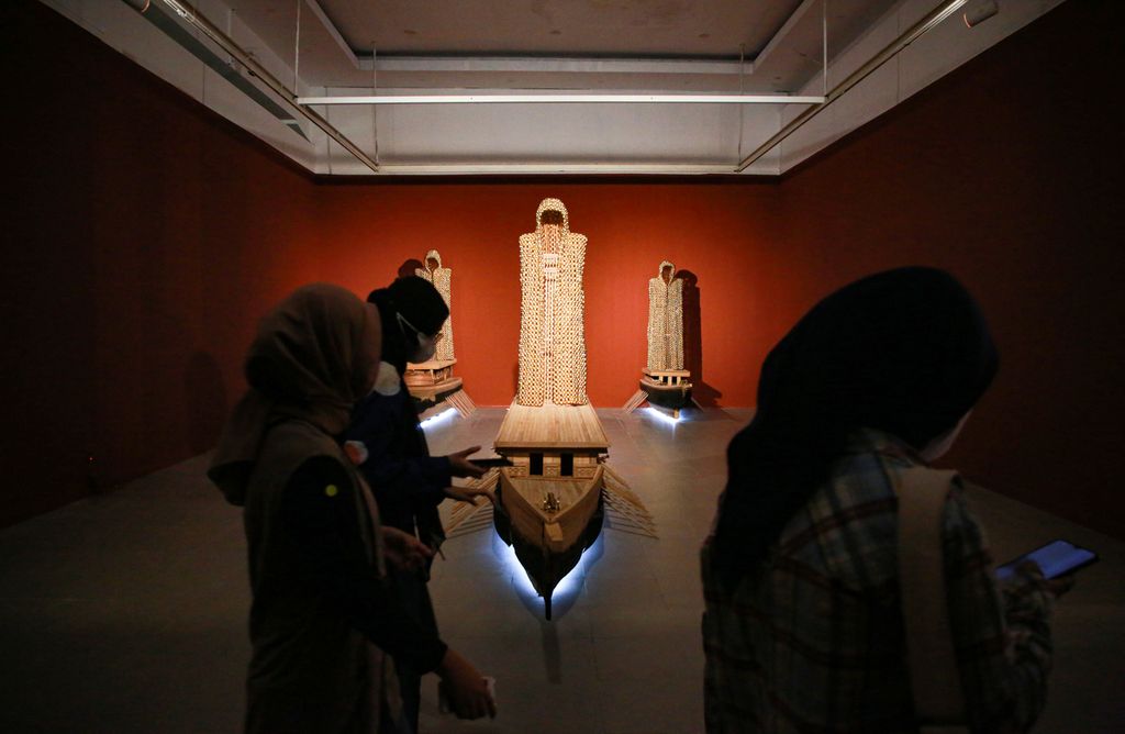Karya berjudul "History Repeats Itself" oleh perupa Titarubi dipamerkan dalam pameran dengan tema<i> Infusions Into Contemporary Art </i>di Galeri Nasional Indonesia di Jakarta, Kamis (31/3/2022). Pameran diikuti oleh 10 perupa perempuan yang berusia diantara 53 dan 74.