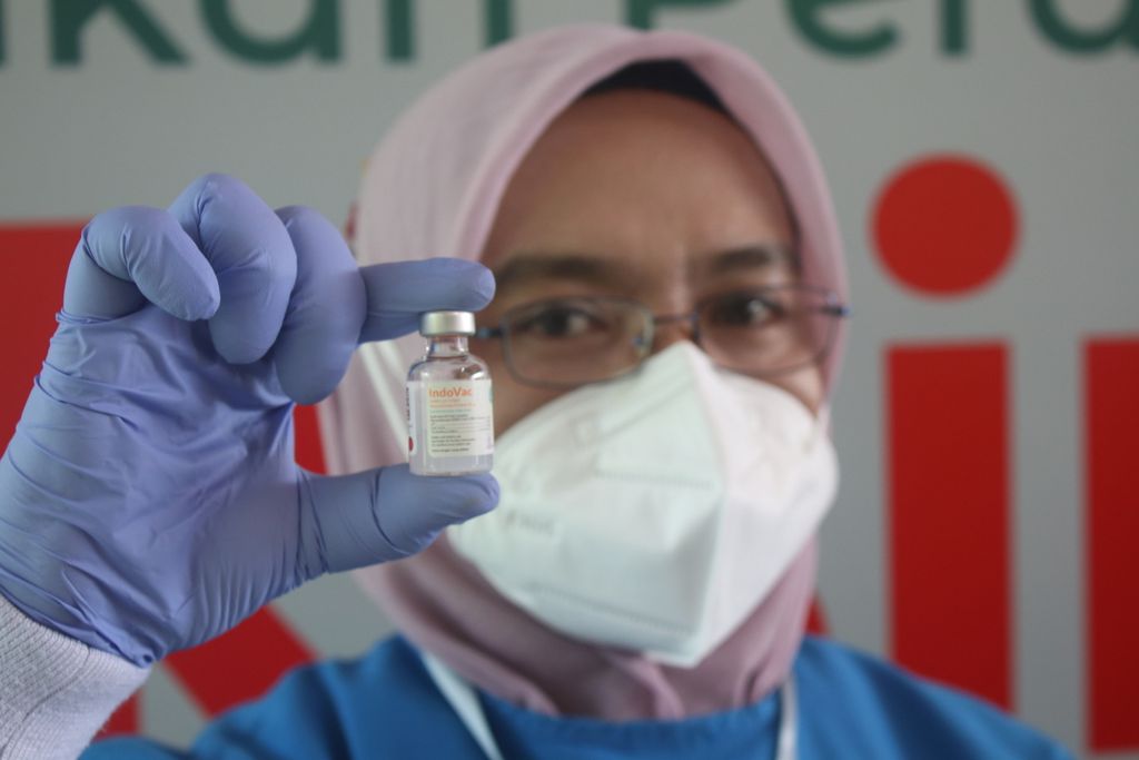 Petugas menunjukkan satu dosis Vaksin Indovac di Kantor PT Bio Farma, Kota Bandung, Jawa Barat, Kamis (13/10/2022). 