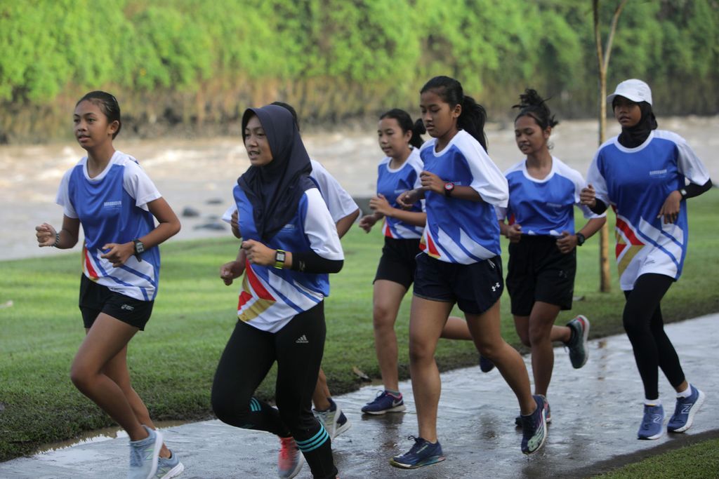 Peserta Borobudur Marathon 2022 Powered by Bank Jateng kategori Bank Jateng Young Talent berlatih di Kompleks Hotel Puri Asri, Magelang, Jawa Tengah, Jumat (11/11/2022).