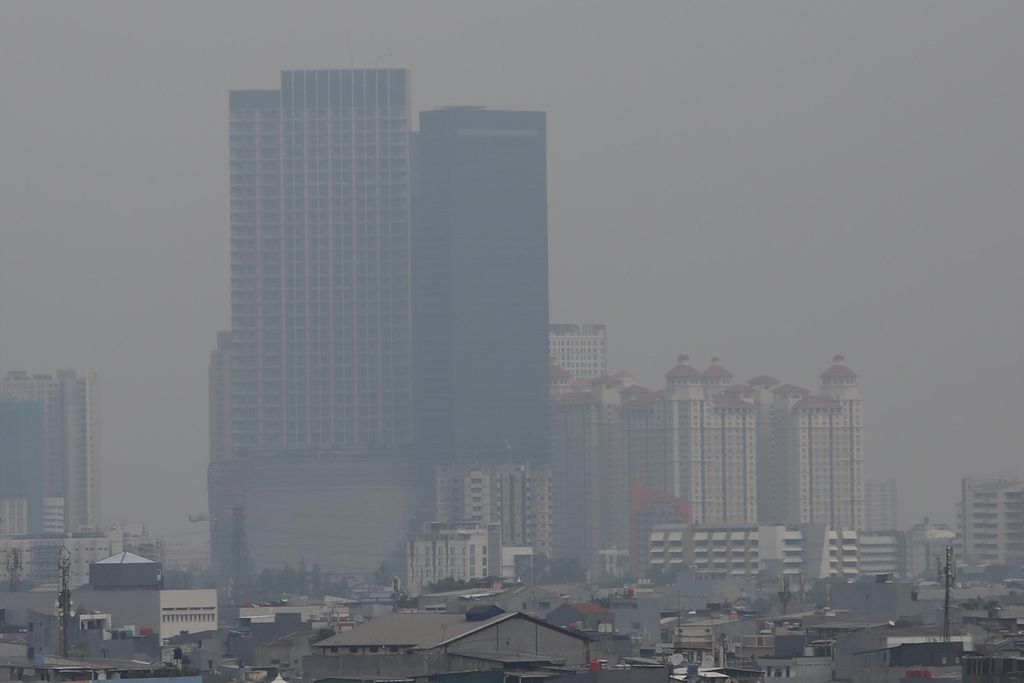 Pemandangan gedung-gedung bertingkat yang diselimuti kabut polusi udara di kawasan Jakarta, Senin (6/6/2026). Menurut data AirVisual, situs penyedia peta polusi daring harian kota-kota besar di dunia, pada senin pukul 13.00, nilai Indeks Kualitas Udara (AQI) Kota Jakarta adalah 161 atau masuk dalam kategori tidak sehat. Sementara kandungan partikel halus di udara yang ukurannya 2,5 mikron atau lebih kecil (PM 2,5) sebesar 69 mikrogram per meter kubik, jauh diambang batas maksimal 5 mikrogram per meter kubik.