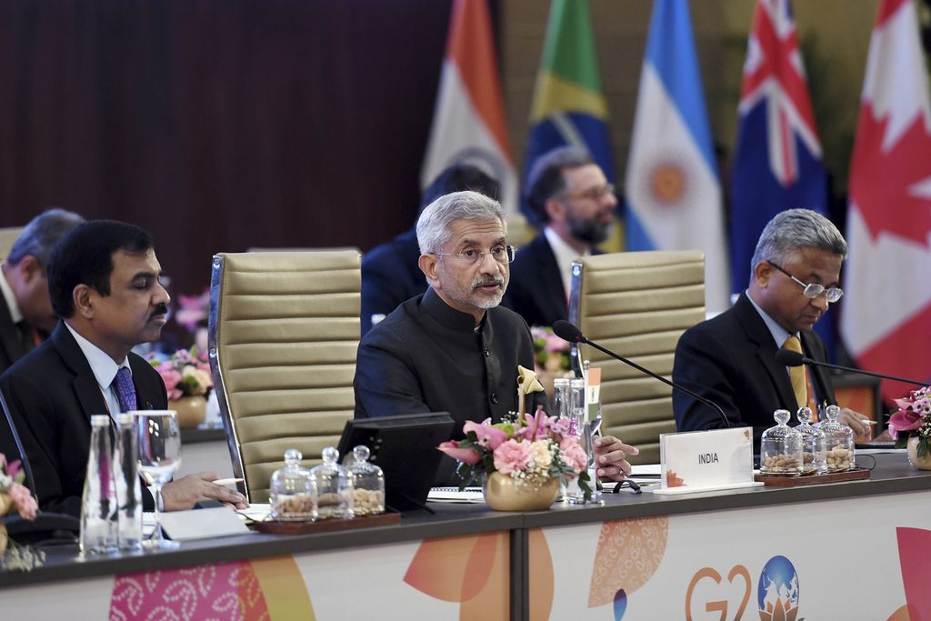 Menteri Luar Negeri India Subrahmanyam Jaishankar (tengah) menyampaikan paparannya pada pertemuan para menteri luar negeri negara-negara anggota G20 di New Delhi, India, Kamis (2/3/2023). 
