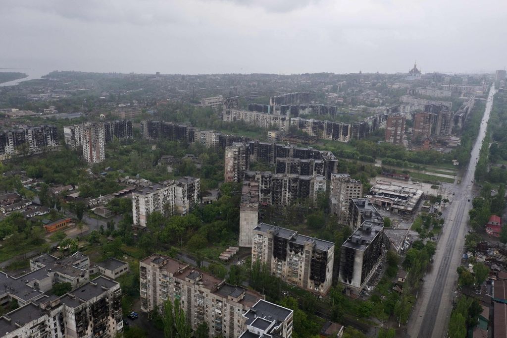 Pemandangan dari udara pada area Distrik Pusat di kota pelabuhan Mariupol yang hancur, Rabu (18/5/2022), setelah hampir tiga bulan berkecamuk pertempuran sengit antara pasukan Ukraina dan Rusia. Kota itu jatuh ke tangan Rusia.