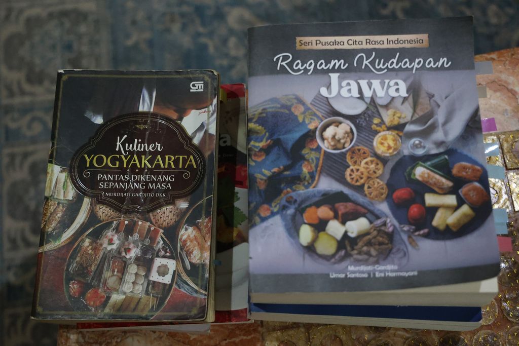 Sejumlah buku karya pakar kuliner Murdijati Gardjito di kediaman penulis di kawasan Kemetiran, Yogyakarta, Jumat (14/4/2023).
